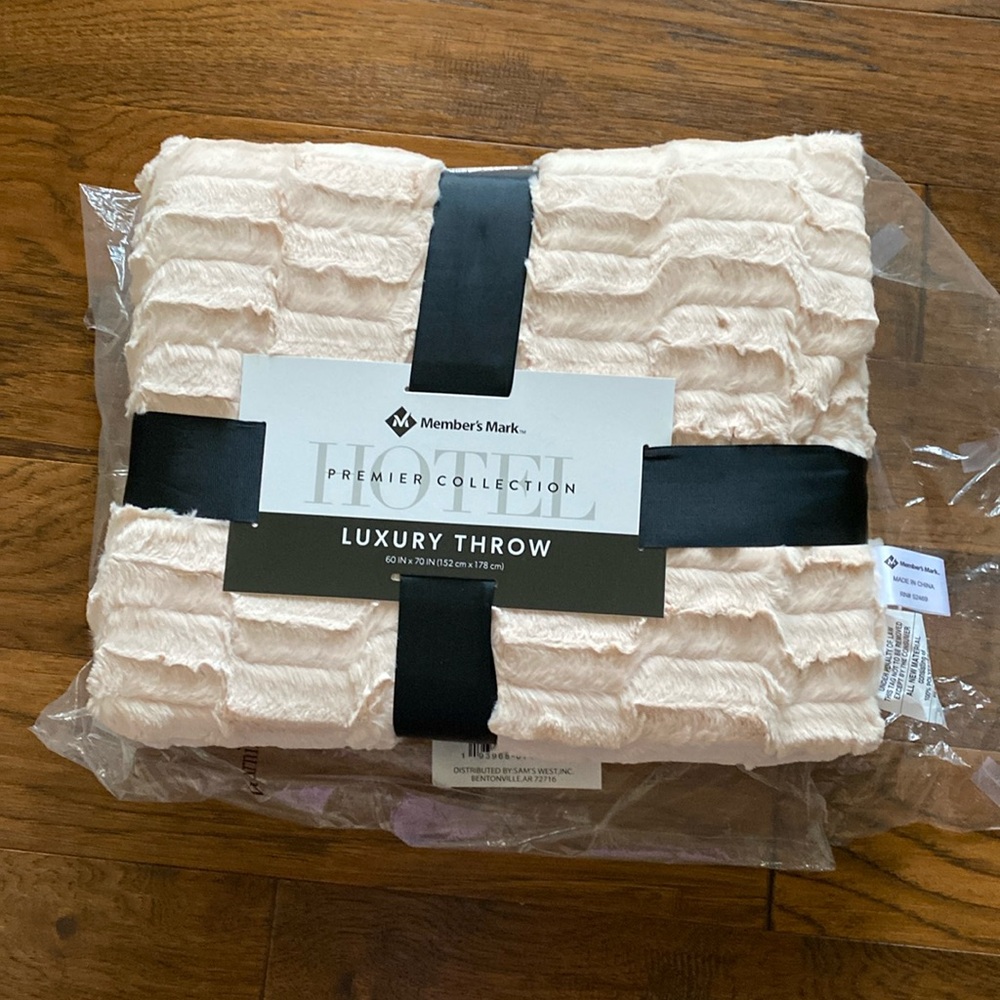 Brand New members mark luxury throw